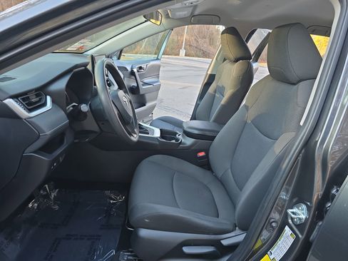 Used 2021 Toyota RAV4 LE image 14