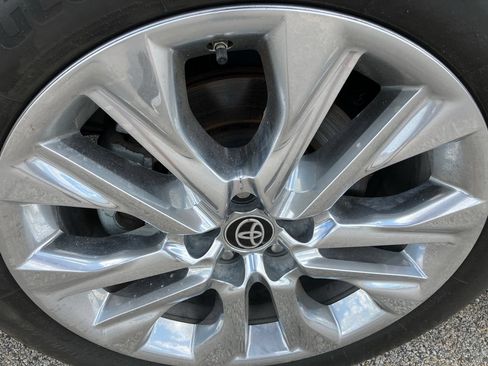 Used 2024 Toyota Highlander Limited FWD image 9