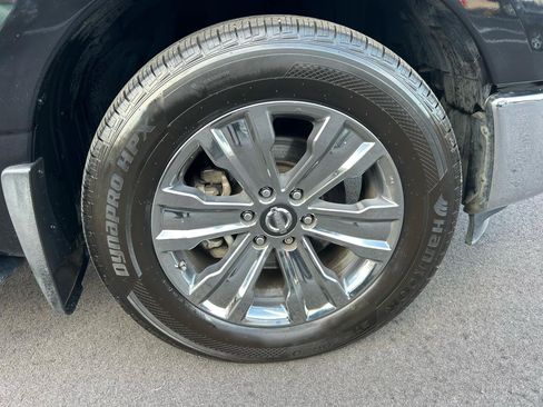 Used 2018 Nissan Titan SV w/ SV Convenience Package RWD image 12