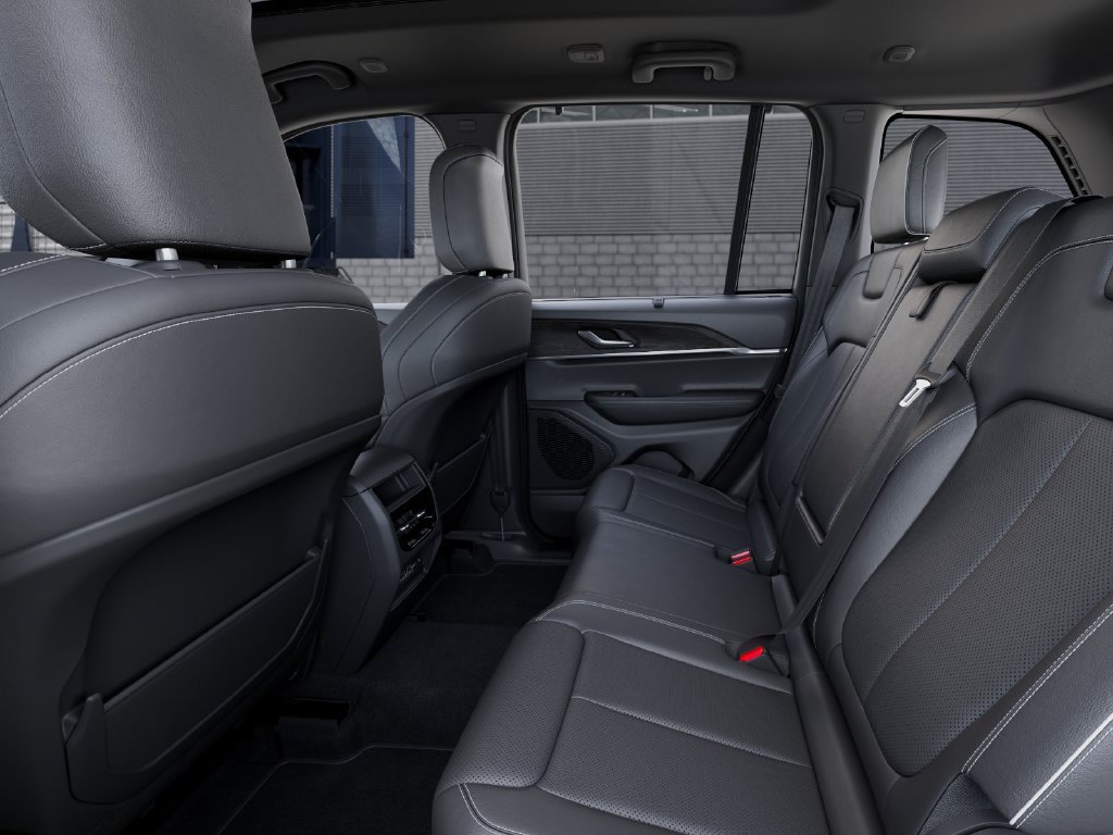 Used 2025 Jeep Grand Cherokee Limited w/ Luxury Tech Group II RWD image 24