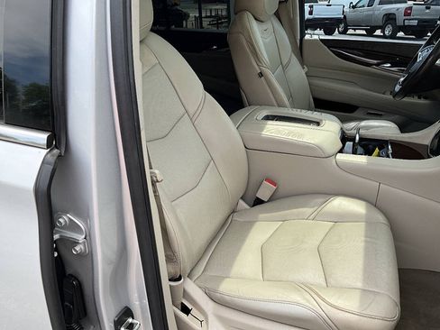Used 2017 Cadillac Escalade ESV Luxury AWD/4WD image 12