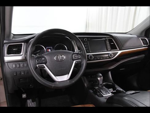 Used 2018 Toyota Highlander Limited image 6