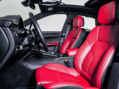 Certified 2025 Porsche Macan image 5