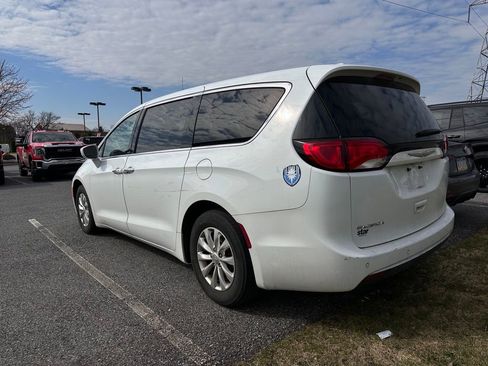Used 2018 Chrysler Pacifica Touring Plus image 3