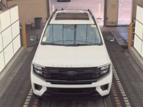 Used 2025 Ford Expedition Active AWD/4WD image 7