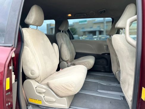 Used 2014 Toyota Sienna L image 37