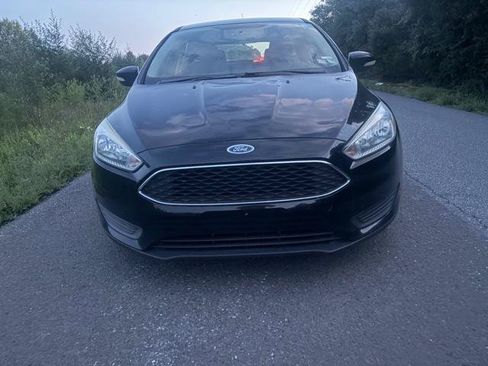 Used 2017 Ford Focus SE w/ Cold Weather Package FWD image 3