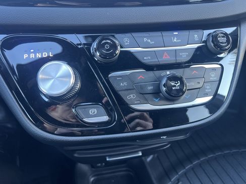 Used 2026 Chrysler Pacifica Select image 14