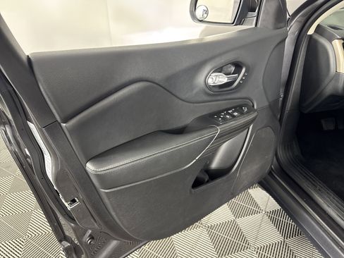 Used 2015 Jeep Cherokee Limited w/ Luxury Group image 13