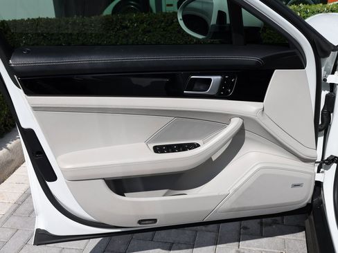 Used 2018 Porsche Panamera w/ Premium Package image 11