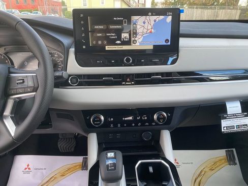 New 2025 Mitsubishi Outlander SE image 20