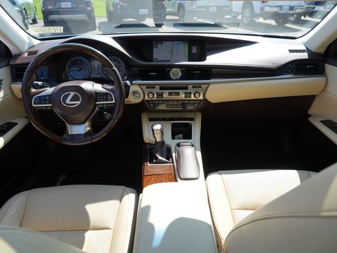 Used 2016 Lexus ES 350 w/ Luxury Package w/Wood Trim FWD image 28
