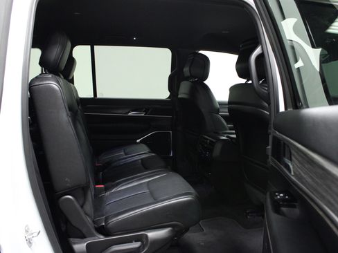 Used 2024 Jeep Wagoneer Series II w/ Flexible Seating Group AWD/4WD image 16