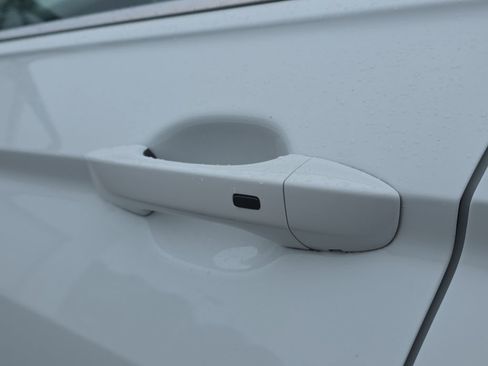 Used 2024 Volkswagen Tiguan SE image 18