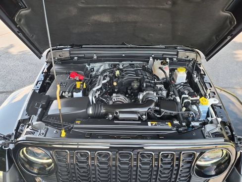 Used 2024 Jeep Gladiator Sport AWD/4WD image 17