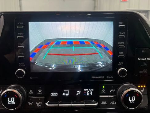 Used 2021 Toyota Highlander XLE AWD/4WD image 21