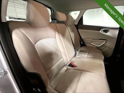 Used 2025 Kia Soul LX w/ LX Technology Package FWD image 32