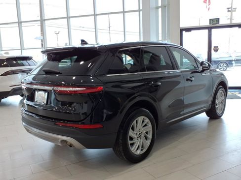 Used 2025 Lincoln Corsair AWD w/ Rear Removable Package Tray image 6