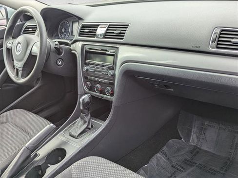 Used 2014 Volkswagen Passat S image 19