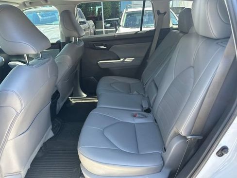 Used 2023 Toyota Highlander XLE AWD/4WD image 7