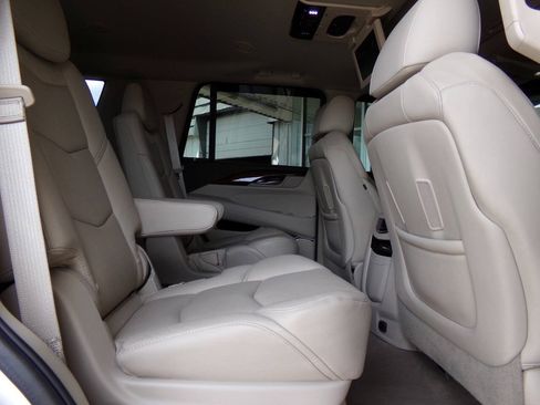 Used 2016 Cadillac Escalade Luxury AWD/4WD image 22