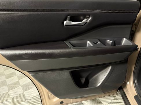 Used 2024 Nissan Pathfinder Platinum image 28