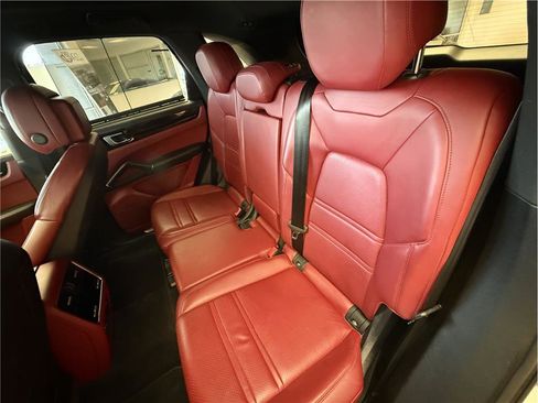 Used 2022 Porsche Cayenne E-Hybrid w/ Premium Plus Package image 37