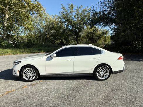 Used 2024 BMW 530i xDrive w/ Premium Package image 8