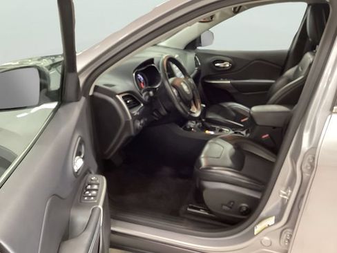 Used 2019 Jeep Cherokee Latitude Plus w/ Comfort/Convenience Group AWD/4WD image 9