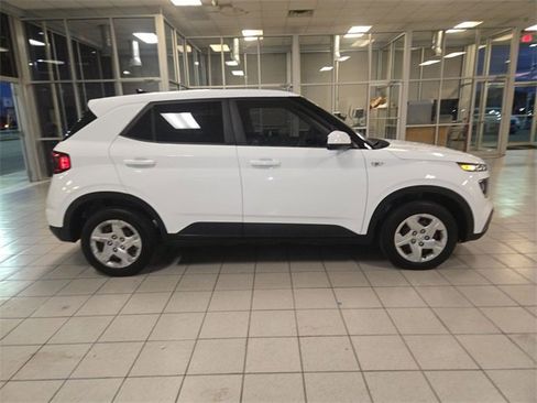 Used 2020 Hyundai Venue SE image 9