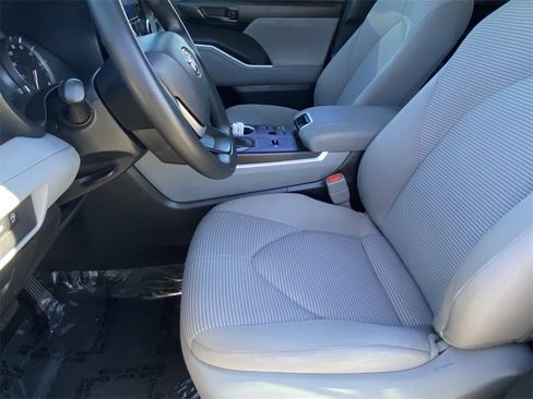 Certified 2023 Toyota Highlander L image 20