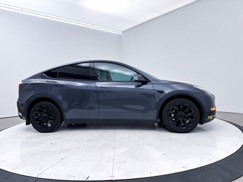 Used 2022 Tesla Model Y Long Range image 34