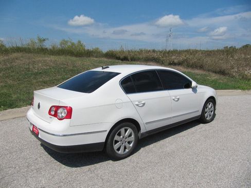 Used 2006 Volkswagen Passat Value Edition image 8