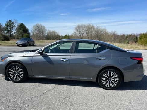 Used 2024 Nissan Altima 2.5 SV FWD image 6