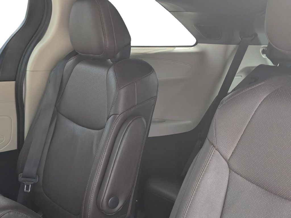 Used 2023 Toyota Sienna Platinum FWD image 14