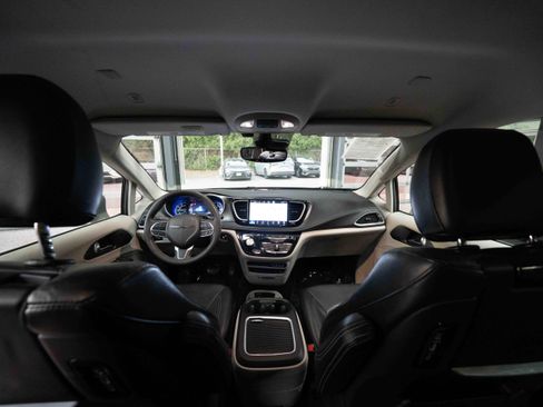 Used 2022 Chrysler Pacifica Touring-L w/ Uconnect Theater Family Group image 19