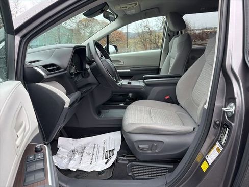 Used 2021 Toyota Sienna LE image 13