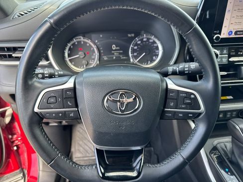 Used 2023 Toyota Highlander XSE FWD image 8