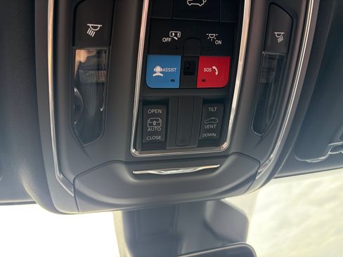 New 2025 Jeep Grand Cherokee Laredo X w/ Luxury Tech Group I image 18