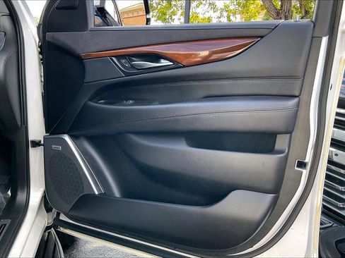 Used 2020 Cadillac Escalade Luxury image 22