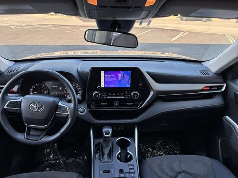 Used 2025 Toyota Highlander LE FWD image 32