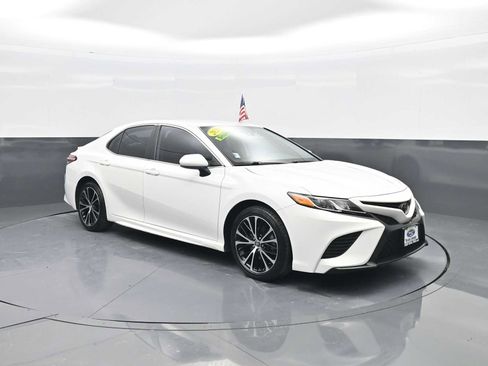 Used 2020 Toyota Camry SE FWD image 3
