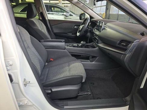 Used 2023 Nissan Rogue SV image 9