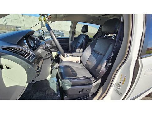 Used 2015 Chrysler Town & Country Touring image 11
