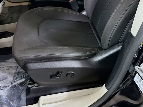 Used 2017 Chrysler Pacifica Touring w/ Tire & Wheel Group FWD image 22