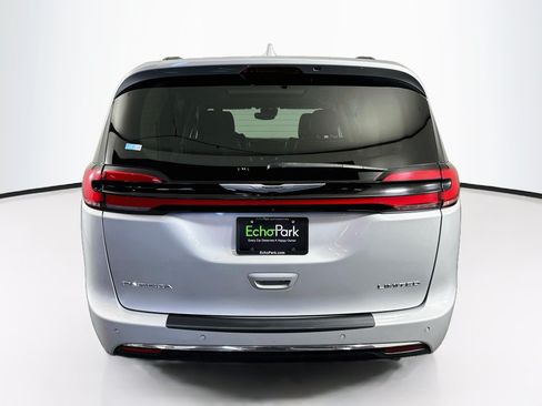 Used 2022 Chrysler Pacifica Limited FWD image 7