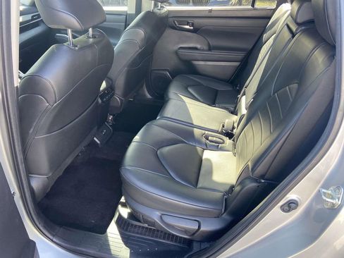 Used 2023 Toyota Highlander XLE FWD image 19