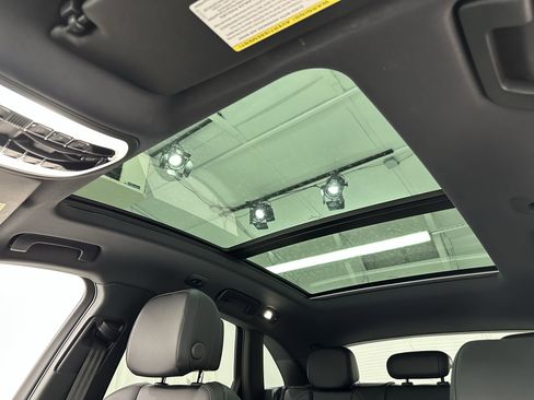 Certified 2024 Porsche Macan image 32