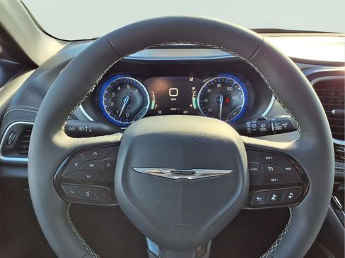 Used 2025 Chrysler Pacifica Limited image 16