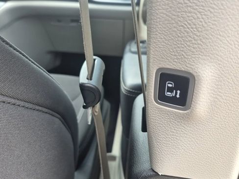 Used 2022 Chrysler Voyager LX image 21
